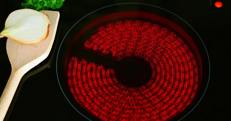 Wok sur induction ou plaque vitrocéramique : ce qu'il faut adapter